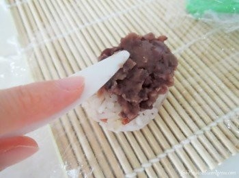 step8: 用刀子把饭团上的红豆陷抹顺滑即可。