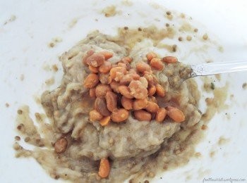 step7: 加入半匙的豆瓣醬和適量的黑胡椒粉和糖。然後攪拌均勻即可。