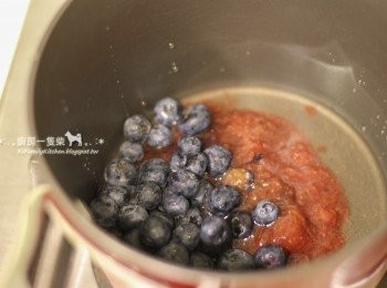 step1: 先準備「速成莓果醬」: 將草莓果醬、洗淨瀝乾的新鮮藍莓、冷開水一起放入小鍋中。