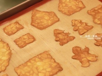 step9: 放進已經預熱至150度C(300度F)的烤箱中烘烤12分鐘，再將溫度調整為130度C(265度F)，烘烤6-7分鐘至顏色均勻即可。