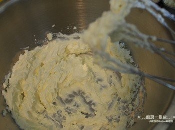 step5: <span class="group_2">乳酪餡</span>烤箱預熱至170度C(約338度F)。奶油乳酪以微波爐加熱20~30秒，稍微軟化後切成小塊，放入攪拌盆，以攪拌器打成乳霜狀