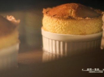 step14: 送進烤箱烘烤約25~30分鐘，出爐後灑上糖粉裝飾，趁熱食用。