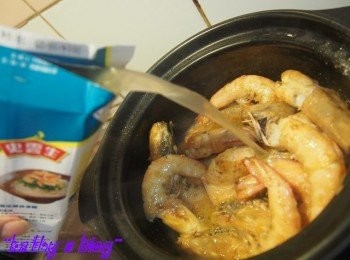 step9: 落上湯，啲上湯唔洗太多，蓋到啲蝦身就可以啦~