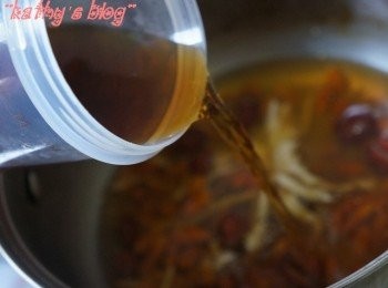 step5: 熄火後加入250ml紹興酒及剩下的枸杞子拌勻(可以依個人口味調整酒味)，之後就等湯汁放涼備用~