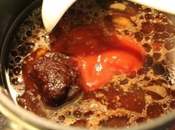 step2: 取滷汁3大匙, 跟沙茶醬, 番茄醬一起煮