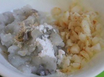 step1: 將乾香菇泡水待發後瀝乾, 蝦子拍成蝦泥與荸薺切末, 加入<span class="group_2">調味粉</span>後攪拌均勻備用