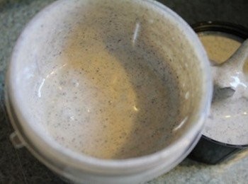 step4: 把1) 與2)的材料攪勻後, 用果汁機打成糊狀. 再將奶酪糊倒在容器中冷藏1小時