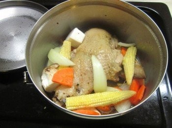 step3: 電鍋跳起加入蔬菜,並用底下的雞汁拌一下,可加少些塩調味