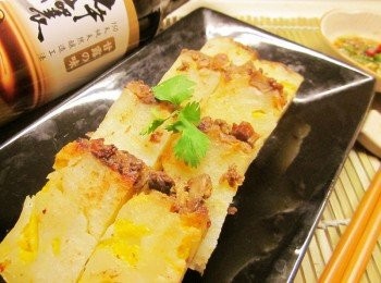 step7: 外鍋放2杯水入電鍋蒸,跳起稍悶一下拿出放涼即可切片享用,或放平底鍋煎到兩面金黃