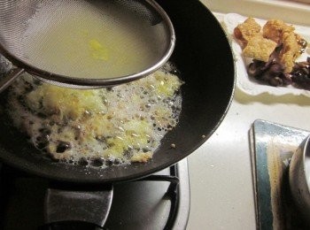 step2: 蛋打散,鍋中倒油至油熱,取濾網將蛋液倒下炸成蛋酥撈起,再放入蒜仁炸至金黃色撈起備用