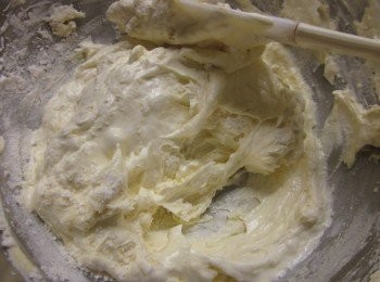 step5: 再加入低粉稍拌勻,不要過度攪拌會消泡