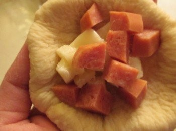 step7: 包入起司和熱狗丁,收口捏緊朝下做第2次醱酵,約35分鐘.烤箱轉210度預熱