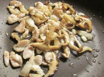 step3: 起油鍋爆香蒜末.香菇絲.肉絲