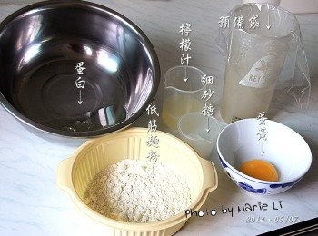 step1: 事前準備：

◎ 先將雞蛋的蛋白與蛋黃分開來 (小心蛋白請勿沾上油、水和蛋黃等物)
◎ 低筋麵粉先過篩後備用
◎ 新鮮檸檬壓汁備用
◎ 細砂糖量秤好放一旁備用
◎ 取一只擠花袋(我是用三明治袋)鋪在高杯子裡備用