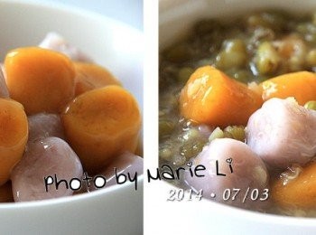 step7: 自製的芋圓和地瓜圓因為表面沾了一層太白粉
色澤與賣相看起來都很可口清爽
可以單獨煮鍋糖水放涼或放冰箱冰涼
然後將地瓜圓與芋圓撈起，混進糖水中即可食用。

也可以煮一鍋冰涼的綠豆湯
將地瓜圓與芋圓撈起，放進綠豆湯中一起食用
都是很不錯的夏日消暑吃法唷！！

當然，也可加入剉冰中當配料也很好吃喔~