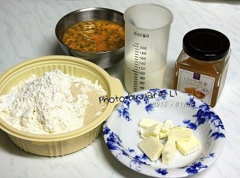 step1: 所有<span class="group_1">食材</span>量秤好
百香果挖出果肉直接使用
在麵包機容器內裝上《麵包葉片》