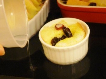 step8: 將步驟7放進預熱過的烤箱，倒進溫水，以180度C預熱過的烤箱裡隔水加熱烤約35~40分鐘，烤至吐司膨起、吐司露出部分呈現金褐色即可出爐