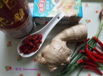 step1: 準備調味酒: 用上湯100ml, 花雕酒100ml, 紅辣椒6隻,杞子2湯匙, 適量鹽, 糖倒進鍋中慢火煮滾, 盛起放凉後, 密封好入雪櫃冷凍