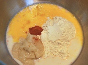 step4: 在攪拌缸裡加入湯種、酵母液、麵粉、香料、雞蛋、剩餘砂糖與鹽，以勾狀攪拌器攪打麵團約5分鐘