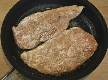 step6: 以1大匙橄欖油及1大匙無鹽奶油熱鍋，放入<a href="https://bit.ly/2ZxapeY" target="_blank" data-keyword="雞排" class="guide-link"><strong>雞排</strong></a> <span style="display:inline-block;vertical-align:middle;margin-top:-3px;color:initial;border-radius:3px;padding:2px 3px;font-size:12px;line-height:14px;background:#87d300;color:#fff;">即買</span> 將兩面煎熟，一面約2~3分鐘 ※ 煎好的<a href="https://bit.ly/2ZxapeY" target="_blank" data-keyword="雞排" class="guide-link"><strong>雞排</strong></a> <span style="display:inline-block;vertical-align:middle;margin-top:-3px;color:initial;border-radius:3px;padding:2px 3px;font-size:12px;line-height:14px;background:#87d300;color:#fff;">即買</span> 取出放在烤盤上，於200℉/95℃烤箱中保溫