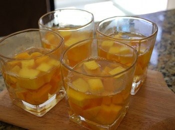 step5: 將白酒溶液平均倒進模型裡，冷藏2小時或至酒凍凝固