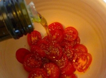 step4: 4. 等待發酵時，車厘茄切片，加鹽少許，oregano牛至，橄欖油各少許，撈勻，待用。