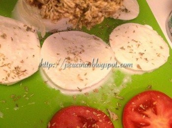 step1: 水牛芝士，蕃茄，切片，灑上Origan牛至，黑胡椒碎，海鹽。