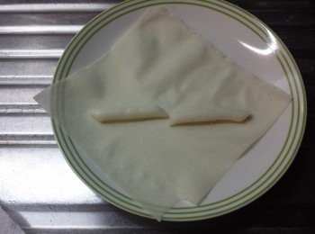 step2: 拿出一片春卷皮，放上韓國年糕。