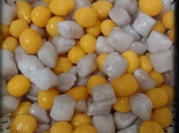 step4: 4. 燒一鍋滾水，水滾後放入南瓜丸，中火煮至浮起，再煮 1 分鐘撈起，放入冰水中可令質感更Q。