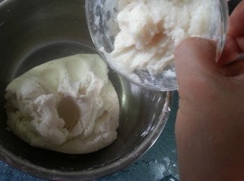 step8: 再加入澄麵搓成軟身麵糰(如太乾可加適量水份)蓋上碟休息十分鐘