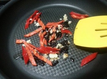 step4: 用1湯匙起油鑊,先爆香蒜頭豆豉