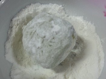 step16: 將每粒冰皮月餅沾滿熟糯米粉(作用是入模不會痴模)