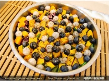 step6: 最後淋上柚子醬、羅勒葉與胡椒粉來調味，拌一拌即可。