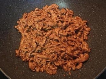 step5: 倒入肉絲快火拌炒收汁即可。