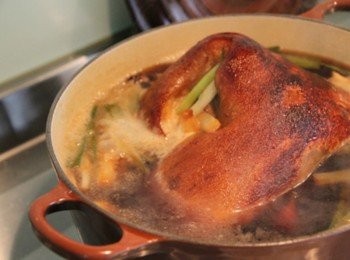 step5: 鍋蓋緊密燜一天(可以室溫下待涼後，放至冰箱繼續浸泡喔)，涼後取出切薄片，滷汁可要珍藏下來，這可是最精華的部份，食用時淋上滷汁即完成。