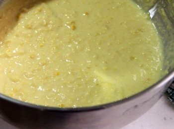 step3: 取一容器，加入少許溫開水、一小撮糖、酵母粉融化後備用。(水溫溫就好，以免酵母燙暈了….^^)