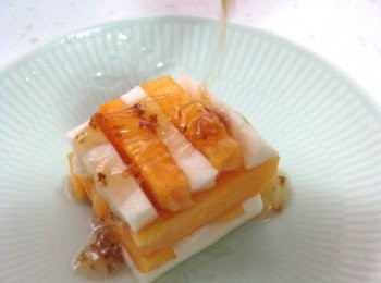 step3: 將山藥瀝乾水份，與甜柿間格排於盤中成棋盤狀，淋上桂花蜜並放幾片薄荷葉即完成。