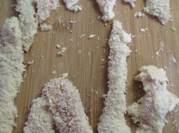 step2: 隨即均勻裹上麵包粉包覆。