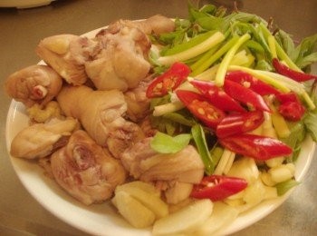 step1: 1.先準備好所需<span class="group_1">材料</span>ˊ並切成適當大小(雞肉記得先川燙去血水雜質)