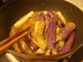 step4: 加入事先炸好的茄子，拌炒均勻