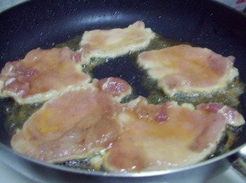 step3: 熱鍋後放入油1大匙ˊ然後將豬排肉一一擺入