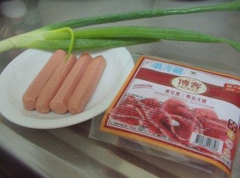 step2: 2.將<span class="group_2">配料</span>威尼斯小熱狗取出擦乾水份ˊ蔥切細末備用