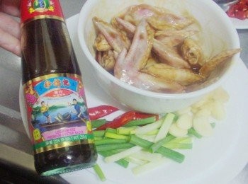 step1: 準備好所需<span class="group_1">材料</span>ˊ雞翅沖洗擦乾先以<span class="group_2">雞翅醃料</span>醃漬入味ˊ 蔥ˊ辣椒ˊ蒜頭ˊ洗淨先處理成適當大小備用