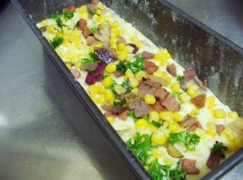 step6: 把完成的步驟5倒於烤模上ˊ 將剩下的<span class="group_2">搭配餡料</span>和雙色起司平鋪於蛋糕上頭