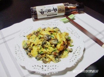 step6: 這道鮮蚵蔥花炒蛋ˊ 我自己偏愛這樣整個呈現焦香的口感ˊ 如果為了視覺效果好一些也可用烘蛋來完成ˊ 對我這雞蛋空來說ˊ都美味~ "淬釀日式和風醬油露"甘甜ˊ鮮美ˊ 味道也不會太死鹹ˊ顏色效果也較一般醬油柔和ˊ 好運用味道也很棒喔。