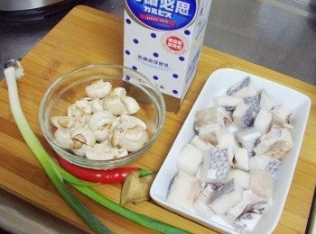 step1: 先準備好所需<span class="group_1">材料</span>ˊ鱈魚切小方塊ˊ蘑菇對切ˊ 蔥ˊ辣椒切小段ˊ薑切細末備用