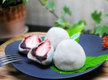 step11: 包餡處理時故意留下草莓尾端ˊ是為了完成時方便分辨ˊ 切面後會比較漂亮ˊ如果不介意ˊ整顆包上也沒關係ˊ (吃得開心最重要) 日本太白粉為一種已經熟化的粉類ˊ可以直接食用 (如果不方便取得ˊ以一般太白粉或玉米粉自己先炒熟或烤熟即可運用) 已經微波處理後的麻薯非常燙ˊ在操作過程要小心別燙著囉。