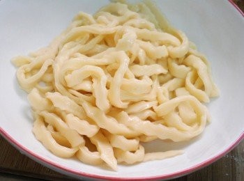 step7: 準備湯鍋加入適量的水ˊ酌量鹽和幾滴油煮沸ˊ 然後擺入完成麵條煮約3~4分鐘ˊ完成撈起