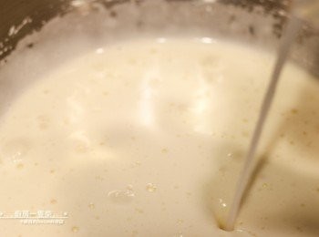 step5: <span class="group_1">抹茶餅皮</span>泡打粉加入50ml清水中溶解，再倒入蛋液中一起混合。