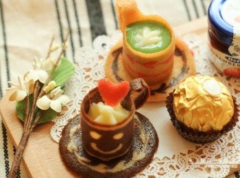 step13: 最後在薄餅咖啡杯裡，擠入白巧克力<span class="group_1">甘納許</span>即完成。